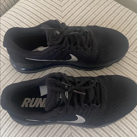 Black Nike sneakers 7.5 - Picture 2 of 4